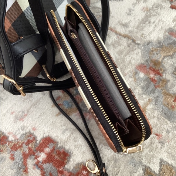 Classic Fashion backpack purse w/ matching wallet - Picture 4 of 13